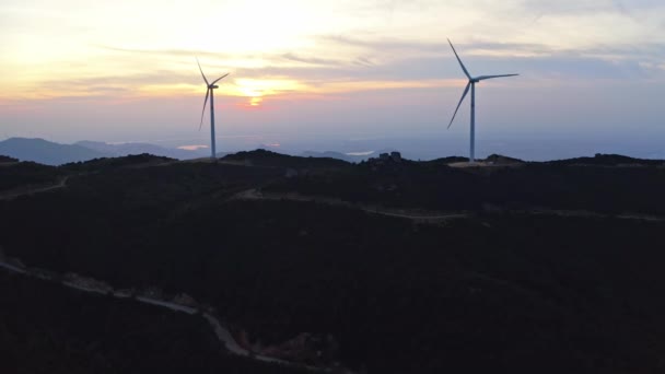 Větrné Turbíny Rotující Větrné Elektrárně Horách Při Východu Slunce — Stock video
