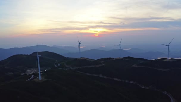 Windturbines Draaien Windenergie Station Bergen Bij Zonsopgang — Stockvideo