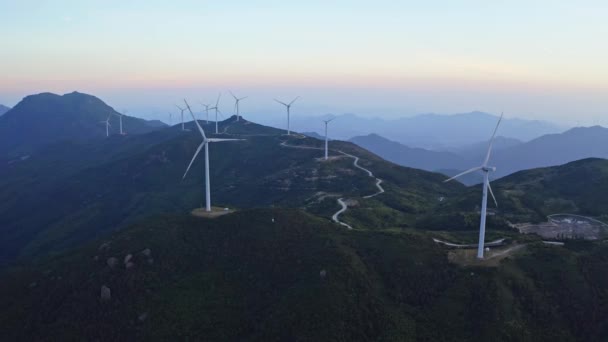 日出时分山地风力发电站风力涡轮机的旋转 — 图库视频影像
