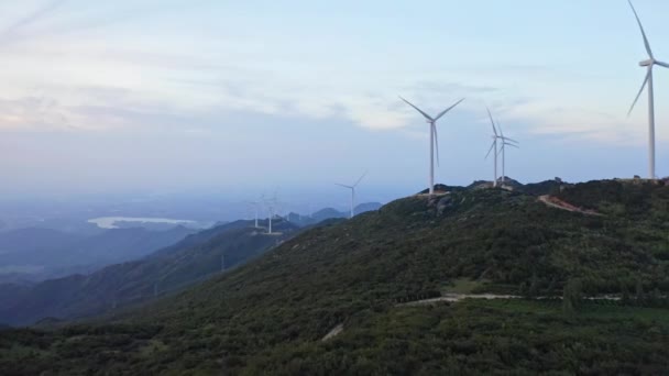 Turbine Eoliche Che Ruotano Una Centrale Eolica Montagna All Alba — Video Stock