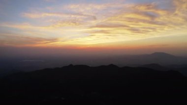 Gün batımının güzel manzarası dağların üzerinde.