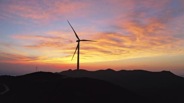 Wirująca Turbina Wiatrowa Elektrowni Wiatrowej Górach Zachodzie Słońca — Wideo stockowe
