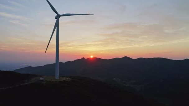 Windturbine Draait Windenergie Station Bergen Bij Zonsondergang — Stockvideo