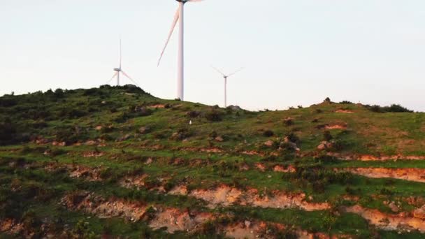 山地风能站风力涡轮机旋转 — 图库视频影像