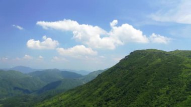 Ormanla kaplı güzel dağlar ve parlak gökyüzü 