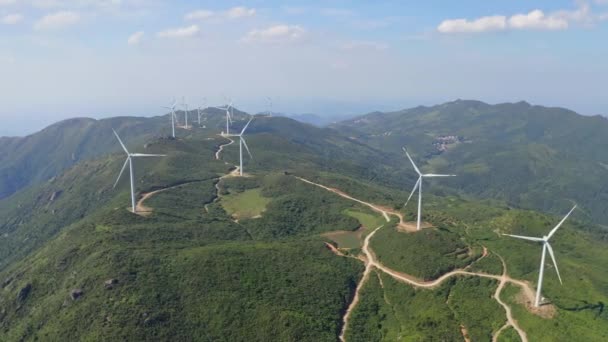 Dağlardaki Rüzgar Enerji Istasyonunda Dönen Rüzgar Türbinleri Hava Görünümü — Stok video