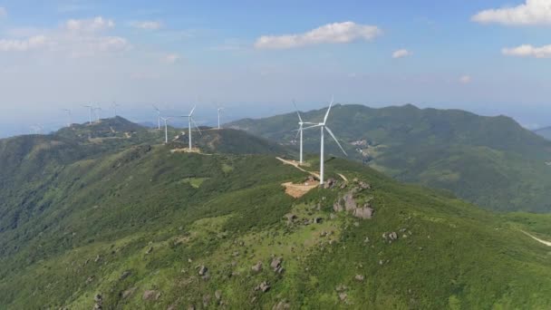 Вітрові Турбіни Обертаються Вітроенергетичній Станції Горах Вид Повітря — стокове відео