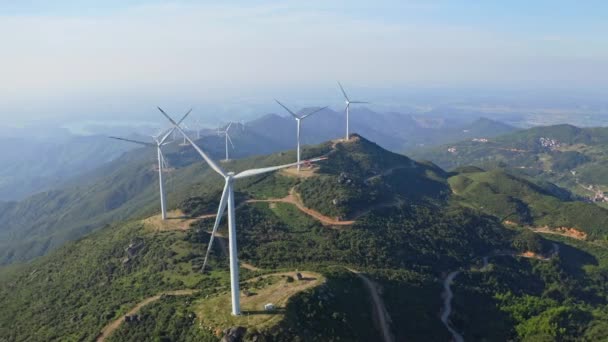 Ветряные Турбины Вращаются Ветряной Электростанции Горах Вид Воздуха — стоковое видео