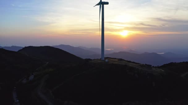 Větrné Turbíny Rotující Větrné Elektrárně Horách Při Východu Slunce — Stock video