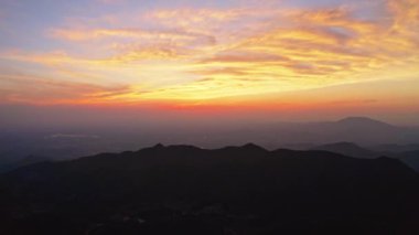 Gün batımının güzel manzarası dağların üzerinde.