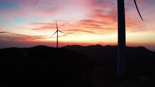 Turbiny Wiatrowe Obracające Się Elektrowni Wiatrowej Górach Zachodzie Słońca — Wideo stockowe