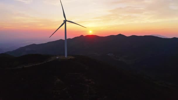 Větrná Turbína Rotující Větrné Elektrárně Horách Při Západu Slunce — Stock video