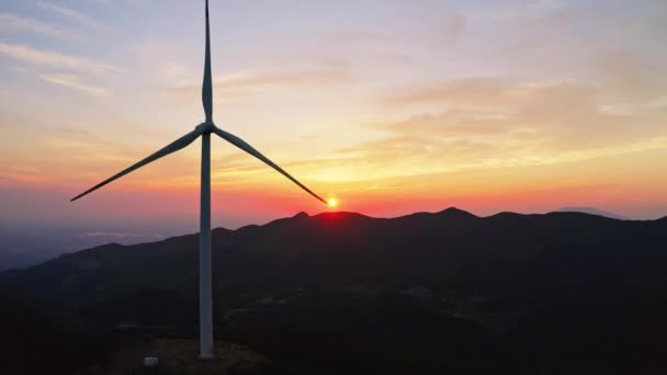 Větrná Turbína Rotující Větrné Elektrárně Horách Při Západu Slunce — Stock video