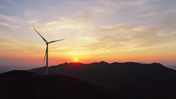 Turbina Eólica Girando Estação Energia Eólica Nas Montanhas Pôr Sol — Vídeo de Stock