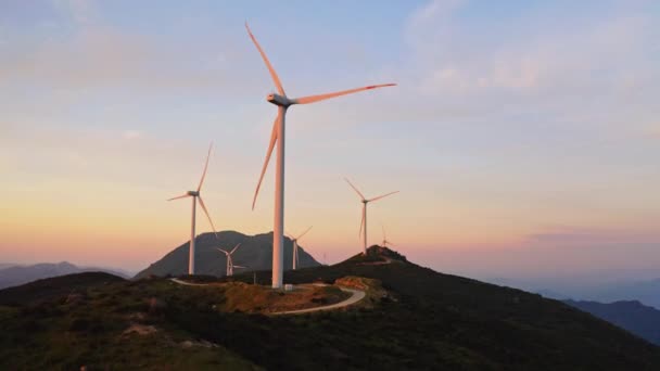 Větrné Turbíny Rotující Větrné Elektrárně Horách Při Západu Slunce — Stock video