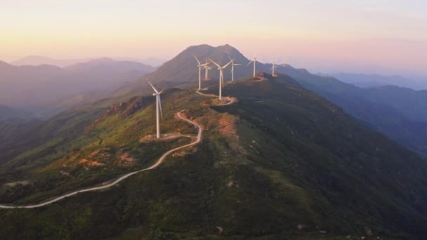 Dağlardaki Rüzgar Enerji Istasyonunda Dönen Rüzgar Türbinleri Hava Görünümü — Stok video