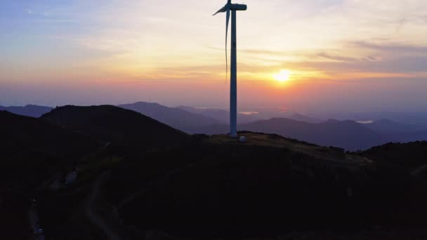 Windturbines Draaien Windenergie Station Bergen Bij Zonsondergang — Stockvideo
