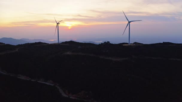 Turbiny Wiatrowe Obracające Się Elektrowni Wiatrowej Górach Zachodzie Słońca — Wideo stockowe