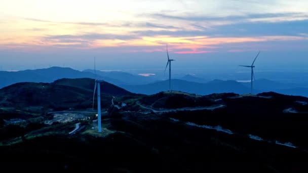 Windturbines Bergen Luchtzicht — Stockvideo