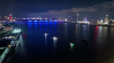 Çin 'in modern şehrinde günbatımının hava görüntüsü