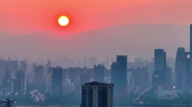 Çin 'in modern şehrinde gündoğumunun havadan görünüşü