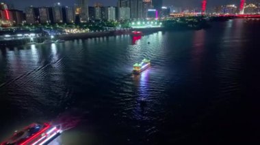 Çin 'in modern şehrinde günbatımının hava görüntüsü