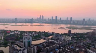Çin 'in modern şehrinde gündoğumunun havadan görünüşü