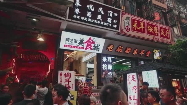 Personas Que Caminan Bajo Lluvia Antigua Ciudad China — Vídeo de stock