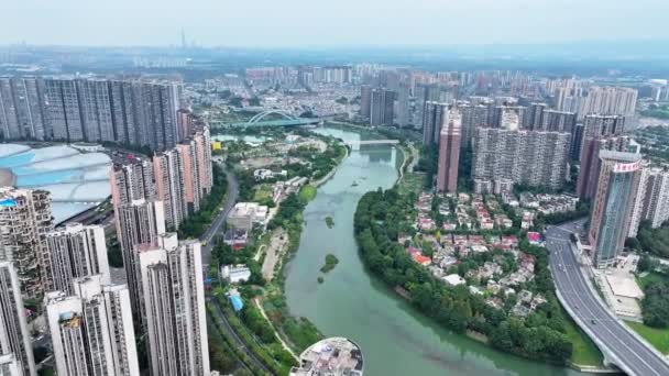 Аерофотозйомка Сучасної Азійської Міської Архітектури Дорожнім Рухом Вдень — стокове відео