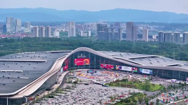 Vista Aérea Arquitetura Moderna Cidade Asiática Com Tráfego Rodoviário Durante — Vídeo de Stock
