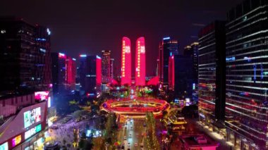 Çin 'in aydınlanmış modern şehrinin havadan görünüşü
