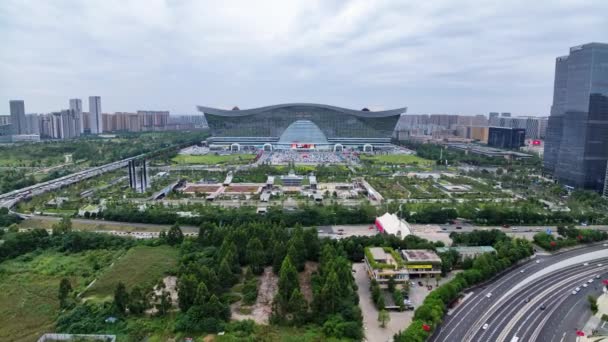 Аерофотозйомка Сучасної Азійської Міської Архітектури Дорожнім Рухом Вдень — стокове відео
