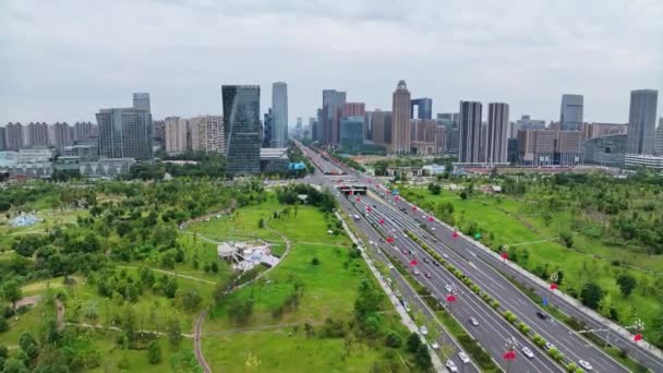 Вид Воздуха Современную Азиатскую Городскую Архитектуру Дорожным Движением Днем — стоковое видео