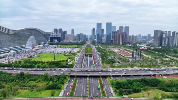 Vista Aérea Arquitetura Moderna Cidade Asiática Com Tráfego Rodoviário Durante — Vídeo de Stock