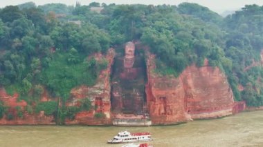 Muazzam Leshan Devi Buda, doğrudan bir uçuruma oyulmuş Buda 'nın taş heykeli..