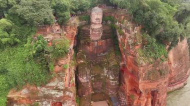 Muazzam Leshan Devi Buda, doğrudan bir uçuruma oyulmuş Buda 'nın taş heykeli..
