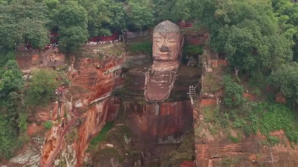 Массивный Лешан Гигантский Будда Каменная Статуя Будды Вырезанная Прямо Скале — стоковое видео