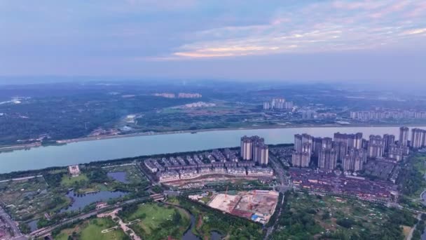 亚洲现代城市建筑的空中景观 白天有公路交通 — 图库视频影像