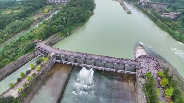 ガンジス川 リシケシュ川 空中を見渡るレイクスマン ジュフラ近くのダムビュー — ストック動画