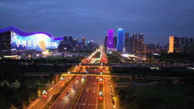 Çin 'in aydınlanmış modern şehrinin havadan görünüşü
