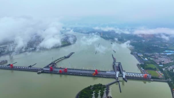 Азіатський Міський Пейзаж Річкою Греблею Вдень — стокове відео