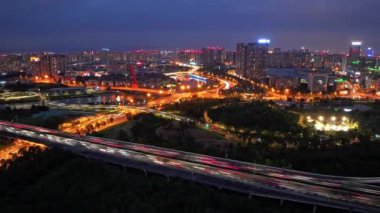 Çin 'in aydınlanmış modern şehrinin hiperhızlandırılmış hava görüntüsü