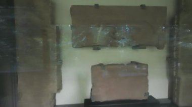 Haftasonu sabah loş bir odada paketleri açılmış ve paketlenmiş eşyalarla dolu bir depo.