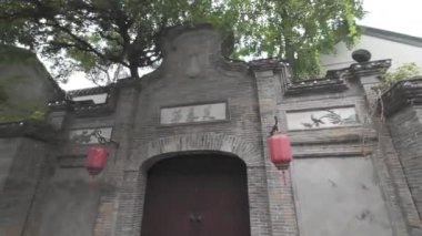 Jinli Antik Caddesi, Qing Hanedanlığı 'nın batı Sichuan tarzı mimarileriyle süslenmiştir.