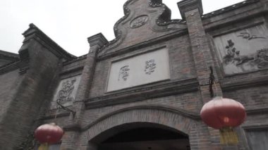 Jinli Antik Caddesi, Qing Hanedanlığı 'nın batı Sichuan tarzı mimarileriyle süslenmiştir.
