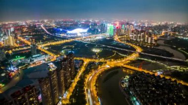 Çin 'in aydınlanmış modern şehrinin hiperhızlandırılmış hava görüntüsü