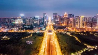 Çin 'in aydınlanmış modern şehrinin hiperhızlandırılmış hava görüntüsü