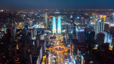Çin 'in aydınlanmış modern şehrinin hiperhızlandırılmış hava görüntüsü