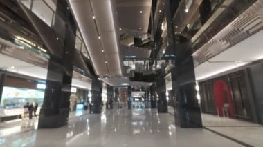 Alışveriş merkezindeki yürüyen merdivende POV düşüyor.