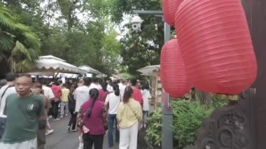 Antik kentte yürüyen insanlar. Luodai, Çin. 